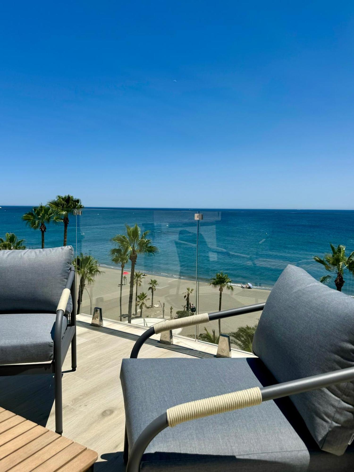 Sunnypalms - Beachfront Penthouse With Stunning Sea View Estepona Exteriör bild