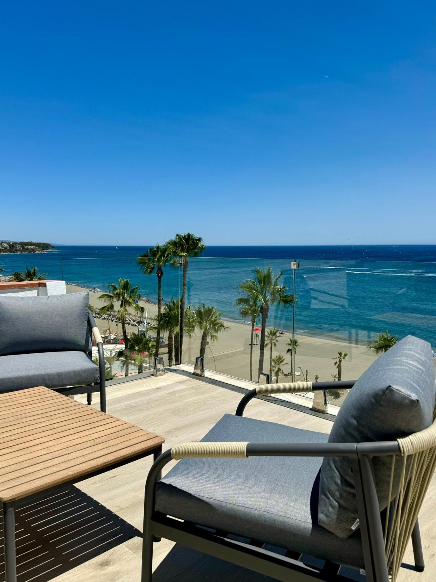 Sunnypalms - Beachfront Penthouse With Stunning Sea View Estepona Exteriör bild