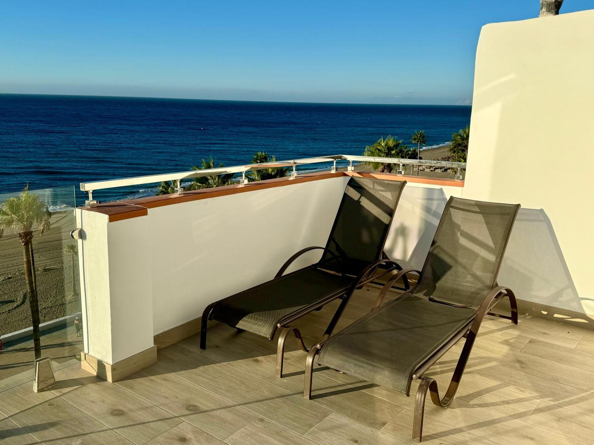 Sunnypalms - Beachfront Penthouse With Stunning Sea View Estepona Exteriör bild
